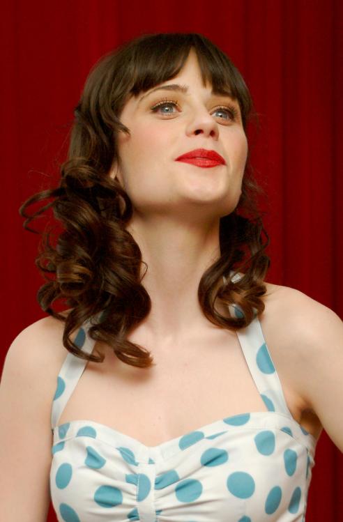 102571551_zooeydeschanel5fe.jpg