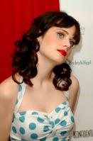 102571650_zooeydeschanel59da.jpg