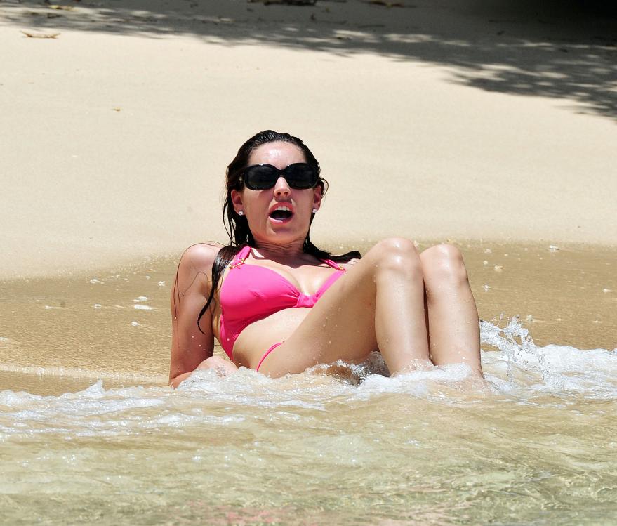 86706148_kelly_brook_Caribbean_pinkbikini.com_TheElder_pinkbikini23_122_540lo.jpg