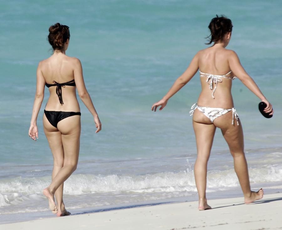 94211456_79180_Kelly_Brook__Caribbean_beach_012707_1_122_450lo.jpg