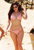 53104_by_mah0ne_Kelly_Brook_On_The_Beach_In_Barbados_28.06.10_ADDS_003_122_590lo.jpg