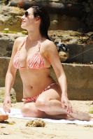 53119_by_mah0ne_Kelly_Brook_On_The_Beach_In_Barbados_28.06.10_ADDS_012_122_176lo.jpg