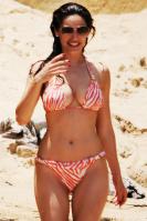 53129_by_mah0ne_Kelly_Brook_On_The_Beach_In_Barbados_28.06.10_ADDS_017_122_501lo.jpg