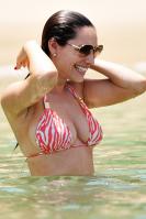 53137_by_mah0ne_Kelly_Brook_On_The_Beach_In_Barbados_28.06.10_ADDS_021_122_794lo.jpg