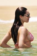 53138_by_mah0ne_Kelly_Brook_On_The_Beach_In_Barbados_28.06.10_ADDS_022_122_142lo.jpg