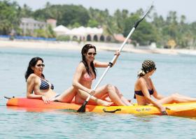 53143_by_mah0ne_Kelly_Brook_On_The_Beach_In_Barbados_28.06.10_ADDS_026_122_484lo.jpg