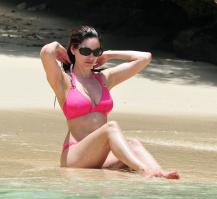 86706060_kelly_brook_Caribbean_pinkbikini.com_TheElder_pinkbikini_122_510lo.jpg