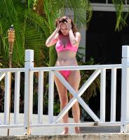 86706104_kelly_brook_Caribbean_pinkbikini.com_TheElder_pinkbikini13_122_549lo.jpg