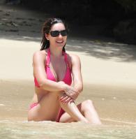 86706110_kelly_brook_Caribbean_pinkbikini.com_TheElder_pinkbikini14_122_339lo.jpg