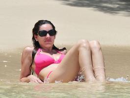 86706118_kelly_brook_Caribbean_pinkbikini.com_TheElder_pinkbikini16_122_114lo.jpg