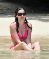 86706140_kelly_brook_Caribbean_pinkbikini.com_TheElder_pinkbikini21_122_538lo.jpg