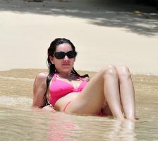 86706145_kelly_brook_Caribbean_pinkbikini.com_TheElder_pinkbikini22_122_457lo.jpg