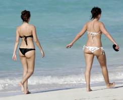 94211456_79180_Kelly_Brook__Caribbean_beach_012707_1_122_450lo.jpg