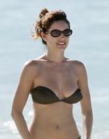 94211610_79262_Kelly_Brook__Caribbean_beach_012707_6_122_531lo.jpg