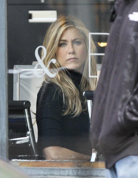 05314_JenniferAniston14_122_27lo.jpg