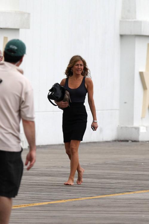 31100_Celebutopia-Jennifer_Aniston_filming_Bounty_Hunter_in_Atlantic_City-01_122_5lo.jpg