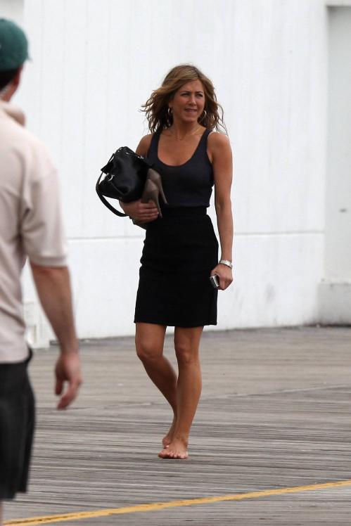 34571_Celebutopia-Jennifer_Aniston_filming_Bounty_Hunter_in_Atlantic_City-16_122_869lo.jpg