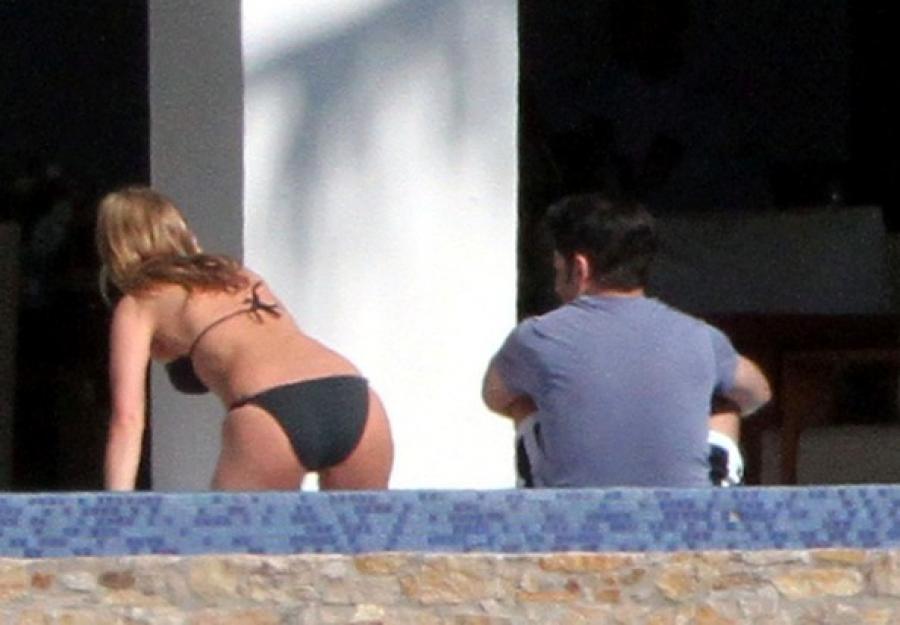 Jennifer Aniston getter her pooter checked out by some guy. - picture #2197...