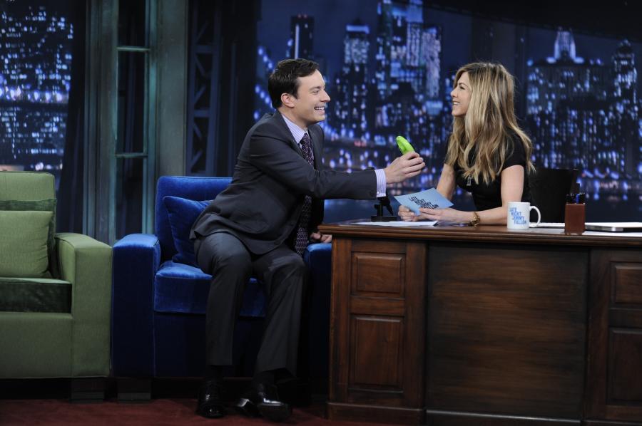 7HP5BEHH50_JenniferAniston-JimmyFallon-050409-4.jpg