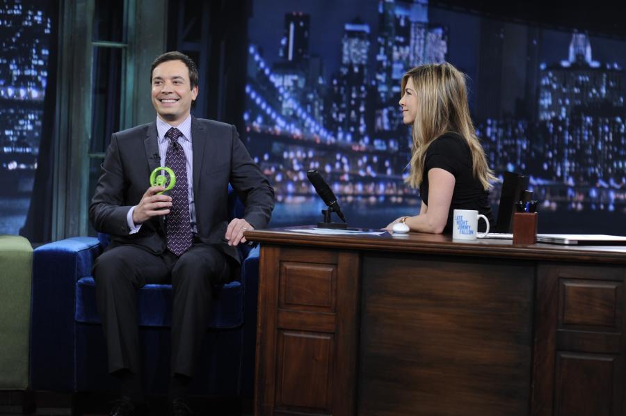 E736RBOYSB_JenniferAniston-JimmyFallon-050409-6.jpg