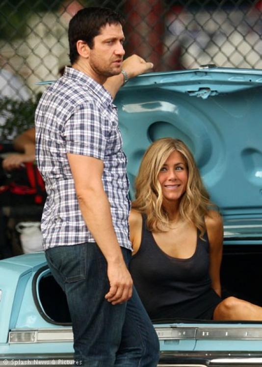 EEK3PVIXLR_Gerard-Butler-and-Jennifer-Aniston-on-the-set-of-The-Bounty-8.jpg