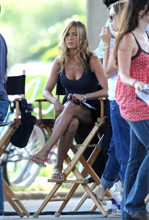 IS79EVV1MG_Jennifer_Aniston_On_Set1.jpg