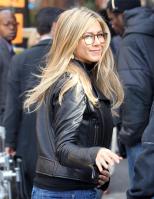 2J0FT58H1L_Jennifer_Aniston_-_On_Set_of_Wanderlust_in_NYC_-_Nov_18_21_.jpg