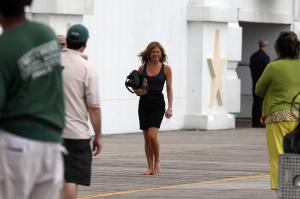 34572_Celebutopia-Jennifer_Aniston_filming_Bounty_Hunter_in_Atlantic_City-18_122_207lo.jpg