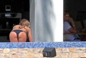 Jennifer Aniston showing ass