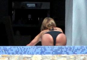 Jennifer Aniston showing butt