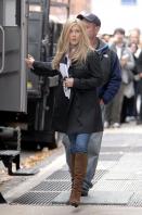 4B9637SH5J_Jennifer_Aniston_-_On_Set_of_Wanderlust_in_NYC_-_Nov_18_2_.jpg