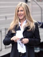 4I3BFS2ACX_Jennifer_Aniston_-_On_Set_of_Wanderlust_in_NYC_-_Nov_18_8_.jpg