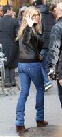 96J63Q5GXV_Jennifer_Aniston_-_On_Set_of_Wanderlust_in_NYC_-_Nov_18_20_.jpg