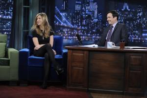 BMSA84DTK9_JenniferAniston-JimmyFallon-050409-1.jpg