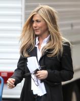 D4CFZRR44K_Jennifer_Aniston_-_On_Set_of_Wanderlust_in_NYC_-_Nov_18_10_.jpg