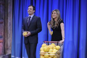 FD9IC31LXO_JenniferAniston-JimmyFallon-050409-7.jpg