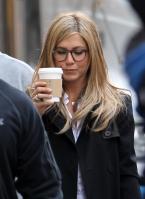 IEMNAGDAGU_Jennifer_Aniston_-_On_Set_of_Wanderlust_in_NYC_-_Nov_18_15_.jpg