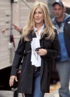 LEQISP6PU6_Jennifer_Aniston_-_On_Set_of_Wanderlust_in_NYC_-_Nov_18_5_.jpg