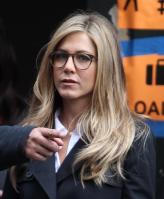 NPFBZTJTR7_Jennifer_Aniston_-_On_Set_of_Wanderlust_in_NYC_-_Nov_18_13_.jpg