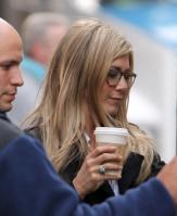 RMTVEDVJCQ_Jennifer_Aniston_-_On_Set_of_Wanderlust_in_NYC_-_Nov_18_14_.jpg