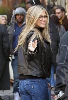 T1X3NUTBKU_Jennifer_Aniston_-_On_Set_of_Wanderlust_in_NYC_-_Nov_18_22_.jpg