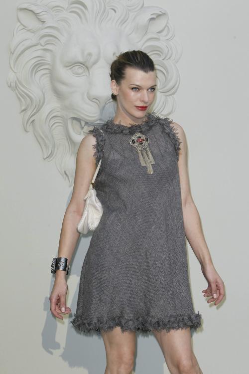 49801_Mila_Jovovich_Chanel_Haute_Couture_Collection_012_122_165lo.jpg