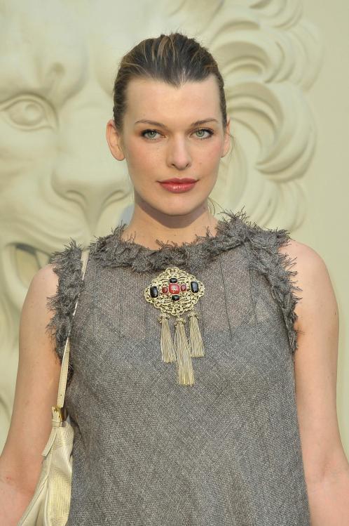 49829_Mila_Jovovich_Chanel_Haute_Couture_Collection_016_122_853lo.jpg