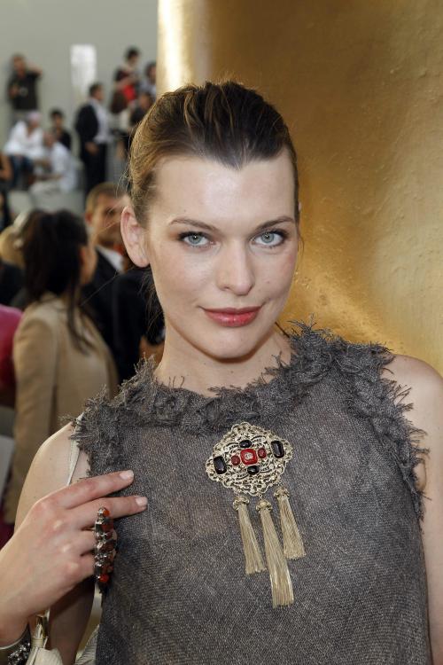 49837_Mila_Jovovich_Chanel_Haute_Couture_Collection_018_122_523lo.jpg