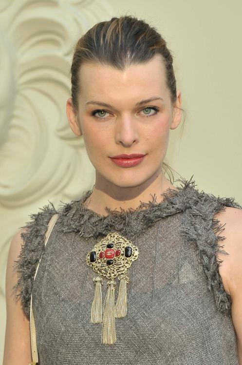 49841_Mila_Jovovich_Chanel_Haute_Couture_Collection_019_122_382lo.jpg