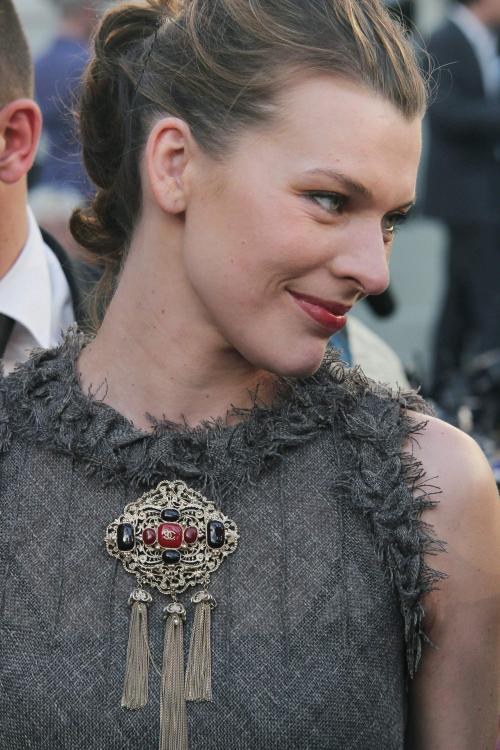 49845_Mila_Jovovich_Chanel_Haute_Couture_Collection_020_122_364lo.jpg