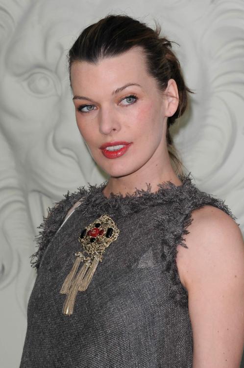 49849_Mila_Jovovich_Chanel_Haute_Couture_Collection_021_122_482lo.jpg