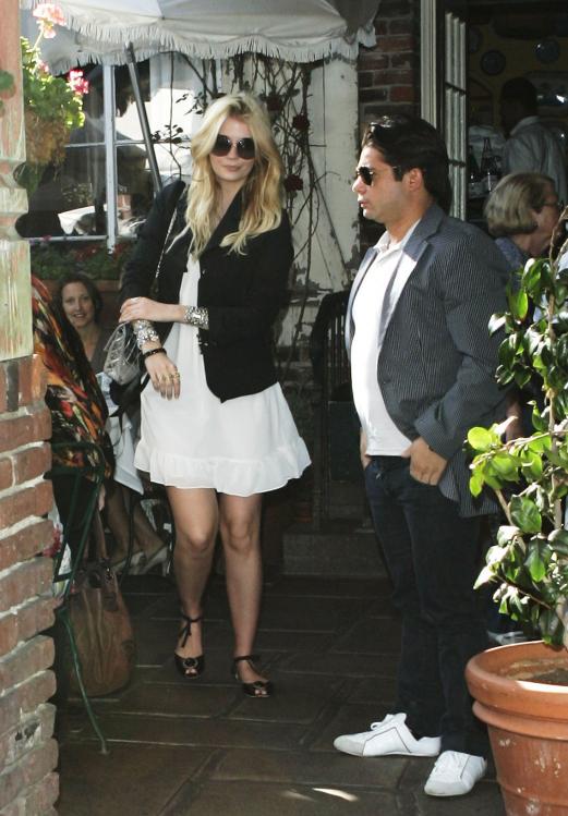 54083_celeb-city.org_Mischa_Barton_leaving_the_Ivy_Restaurant_in_Beverly_Hills_11.2.08_55_122_505lo.jpg