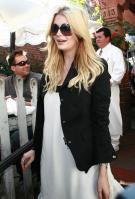 48547_celeb-city.org_Mischa_Barton_leaving_the_Ivy_Restaurant_11.2.08_24_122_25lo.jpg