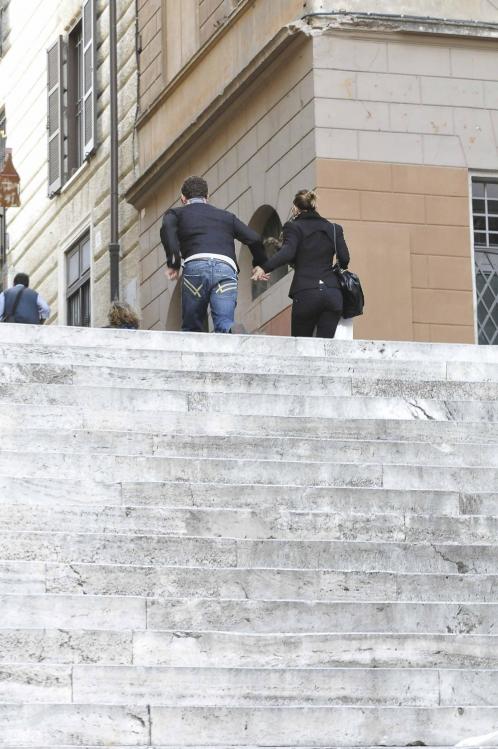 85731_03392_jessica_biel_walking_in_rome_09_24_08_23_122d_122_895lo.jpg